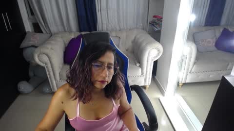 Snapshot of emmilychevalier chatting on 12-07-24, 01:25 Emmily online show from 12-07-24, 01:25