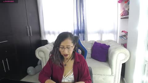 Snapshot of emmilychevalier chatting on 12-31-24, 10:01 Emmily online show from 12-31-24, 10:01