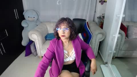 Snapshot of emmilychevalier chatting on 02-11-25, 11:33 Emmily online show from 02-11-25, 11:33