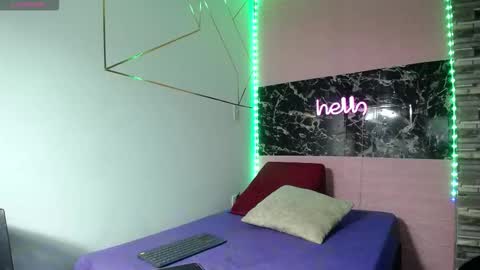 Snapshot of emmy_durant chatting on 09-22-25, 08:00 emmy_durant online show from 09-22-25, 08:00