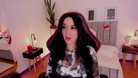 Snapshot of emmyevans1 chatting on 12-28-24, 08:15 Emmy Evans online show from 12-28-24, 08:15