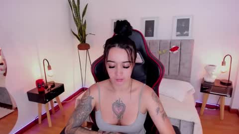 Snapshot of emmyevans1 chatting on 12-29-24, 02:31 Emmy Evans online show from 12-29-24, 02:31