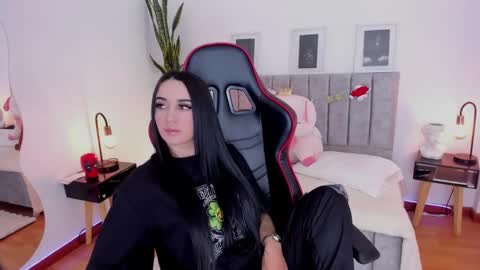 Snapshot of emmyevans1 chatting on 12-30-24, 07:21 Emmy Evans online show from 12-30-24, 07:21