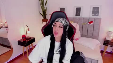 Snapshot of emmyevans1 chatting on 01-03-25, 09:05 Emmy Evans online show from 01-03-25, 09:05