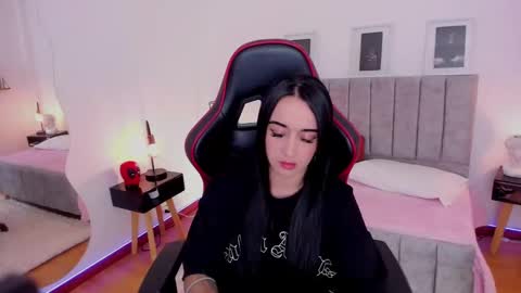 Snapshot of emmyevans1 chatting on 01-07-25, 07:17 Emmy Evans online show from 01-07-25, 07:17