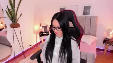 Snapshot of emmyevans1 chatting on 02-12-25, 08:18 Emmy Evans online show from 02-12-25, 08:18