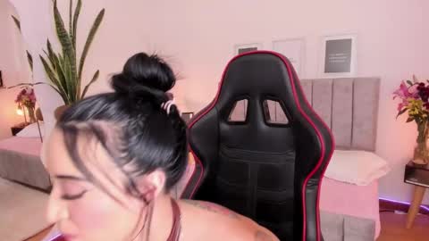 Snapshot of emmyevans1 chatting on 02-18-25, 07:52 Emmy Evans online show from 02-18-25, 07:52