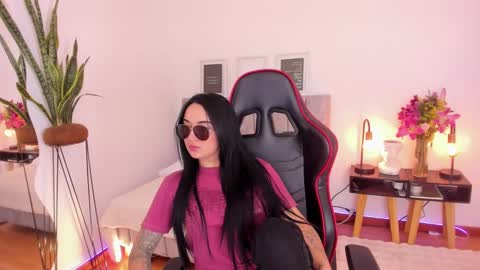 Snapshot of emmyevans1 chatting on 02-22-25, 07:36 Emmy Evans online show from 02-22-25, 07:36