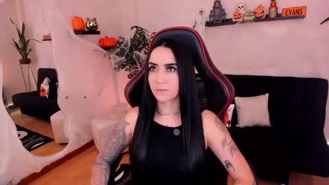 Snapshot of emmyevans1 chatting on 10-11-25, 07:45 Emmy Evans online show from 10-11-25, 07:45