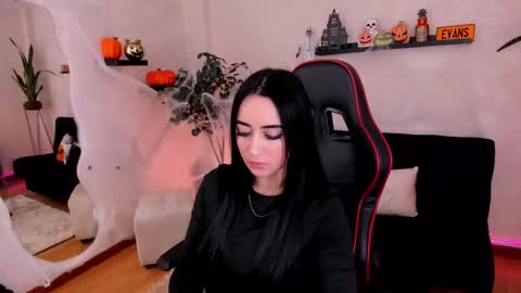 Snapshot of emmyevans1 chatting on 10-14-25, 07:36 Emmy Evans online show from 10-14-25, 07:36