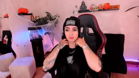 Snapshot of emmyevans1 chatting on 10-17-25, 07:27 Emmy Evans online show from 10-17-25, 07:27