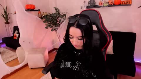 Snapshot of emmyevans1 chatting on 10-20-25, 08:31 Emmy Evans online show from 10-20-25, 08:31