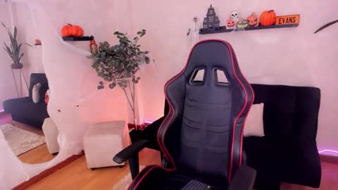 Snapshot of emmyevans1 chatting on 10-28-25, 08:11 Emmy Evans online show from 10-28-25, 08:11