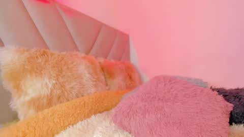 Snapshot of emy_colee chatting on 12-18-24, 02:06 Emy online show from 12-18-24, 02:06