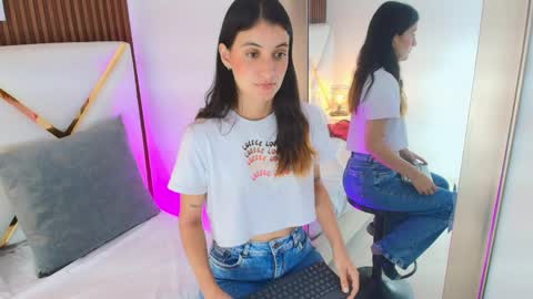 Snapshot of emy_ferrer_ chatting on 04-21-26, 03:13 EMY FERRER online show from 04-21-26, 03:13