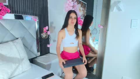 Snapshot of emy_ferrer_ chatting on 04-22-26, 04:15 EMY FERRER online show from 04-22-26, 04:15