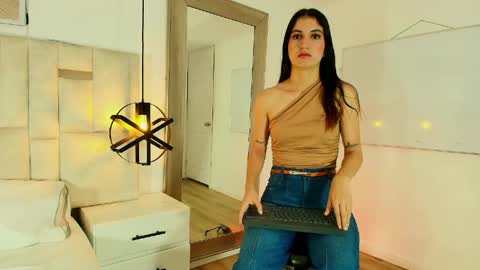 Snapshot of emy_ferrer_ chatting on 05-17-26, 01:51 EMY FERRER online show from 05-17-26, 01:51