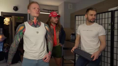 Snapshot of enjohnny chatting on 11-03-25, 03:35 Johnny online show from 11-03-25, 03:35