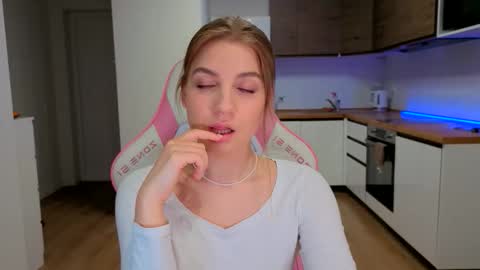 Snapshot of enjoyeverymoment_ chatting on 03-18-26, 04:54 enjoyeverymoment_ online show from 03-18-26, 04:54