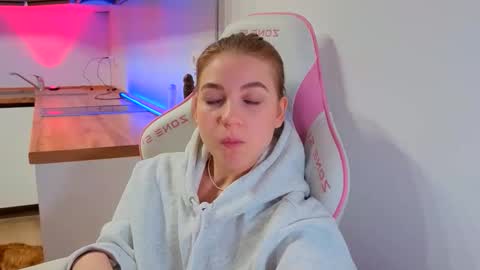 Snapshot of enjoyeverymoment_ chatting on 03-23-26, 07:07 enjoyeverymoment_ online show from 03-23-26, 07:07