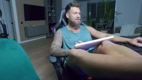 Erik online show from 12-12-24, 07:37
