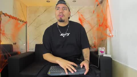 Snapshot of enrique_villa23 chatting on 10-22-25, 01:55 enrique online show from 10-22-25, 01:55