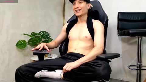 Snapshot of enzo_steel chatting on 03-08-26, 02:04 enzo_steel online show from 03-08-26, 02:04