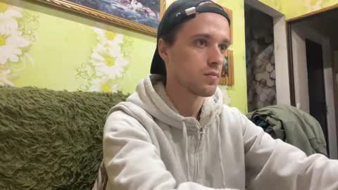 Snapshot of eric_blond chatting on 10-04-25, 05:00 Eric online show from 10-04-25, 05:00