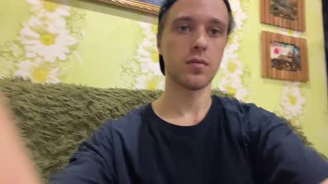 Snapshot of eric_blond chatting on 10-09-25, 01:53 Eric online show from 10-09-25, 01:53