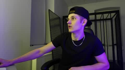 Snapshot of eric_poston chatting on 09-26-25, 08:02 online show from 09-26-25, 08:02