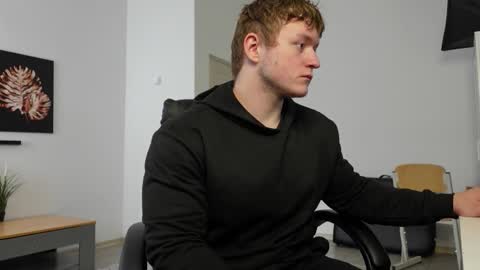 Snapshot of eric_poston chatting on 09-29-25, 12:21 online show from 09-29-25, 12:21