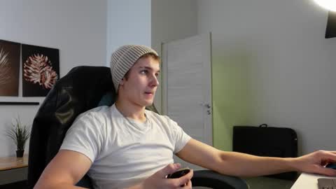 Snapshot of eric_poston chatting on 10-14-25, 07:31 online show from 10-14-25, 07:31