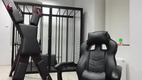 Snapshot of eric_poston chatting on 10-19-25, 06:52 online show from 10-19-25, 06:52