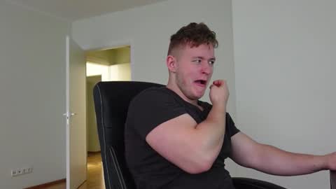 Snapshot of eric_poston chatting on 10-21-25, 06:36 online show from 10-21-25, 06:36