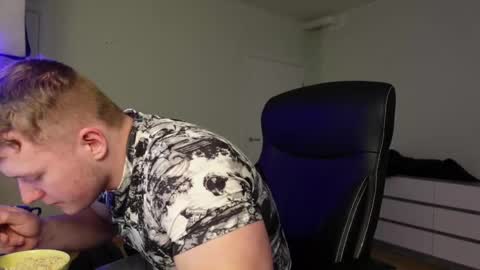 Snapshot of eric_poston chatting on 10-23-25, 01:32 online show from 10-23-25, 01:32