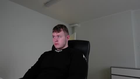 Snapshot of eric_poston chatting on 10-27-25, 01:26 online show from 10-27-25, 01:26