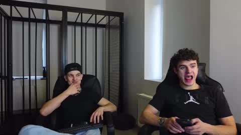 Snapshot of eric_poston chatting on 10-29-25, 02:30 online show from 10-29-25, 02:30