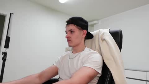 Snapshot of eric_poston chatting on 10-31-25, 05:25 online show from 10-31-25, 05:25