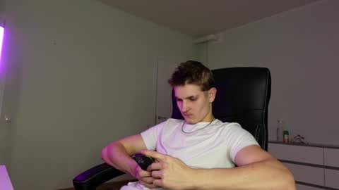 Snapshot of eric_poston chatting on 11-03-25, 08:21 online show from 11-03-25, 08:21