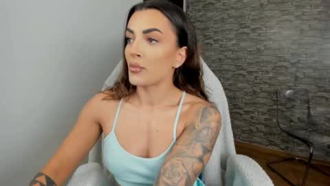 Snapshot of erica_xoo chatting on 10-19-25, 11:55 Riaaa online show from 10-19-25, 11:55