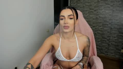 Snapshot of erica_xoo chatting on 11-04-25, 05:28 Riaaa online show from 11-04-25, 05:28