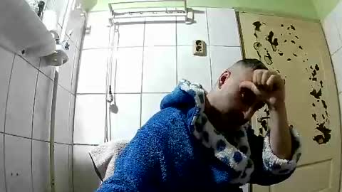 Snapshot of ericboy32 chatting on 01-03-25, 04:33 eric online show from 01-03-25, 04:33