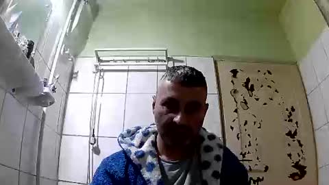 Snapshot of ericboy32 chatting on 01-04-25, 01:10 eric online show from 01-04-25, 01:10