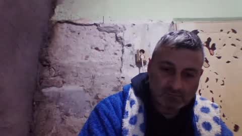 Snapshot of ericboy32 chatting on 12-14-25, 05:18 eric online show from 12-14-25, 05:18