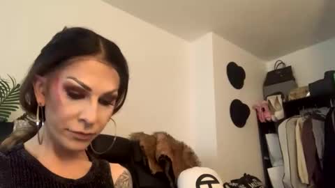 Snapshot of erikal0ve chatting on 01-24-25, 01:57 Erika Love online show from 01-24-25, 01:57