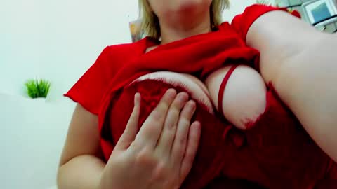 Snapshot of erikalov chatting on 12-07-24, 08:11 Adelina online show from 12-07-24, 08:11