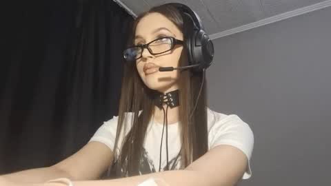 Snapshot of erinnnaji chatting on 05-06-26, 04:45 Katrin online show from 05-06-26, 04:45