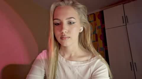 Snapshot of erinnnaji chatting on 06-13-26, 04:38 Katrin online show from 06-13-26, 04:38