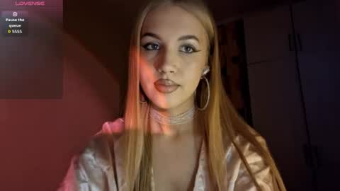 Snapshot of erinnnaji chatting on 06-18-26, 04:55 Katrin online show from 06-18-26, 04:55