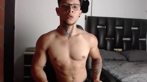 Snapshot of erosscott chatting on 10-30-25, 02:13 Eros online show from 10-30-25, 02:13